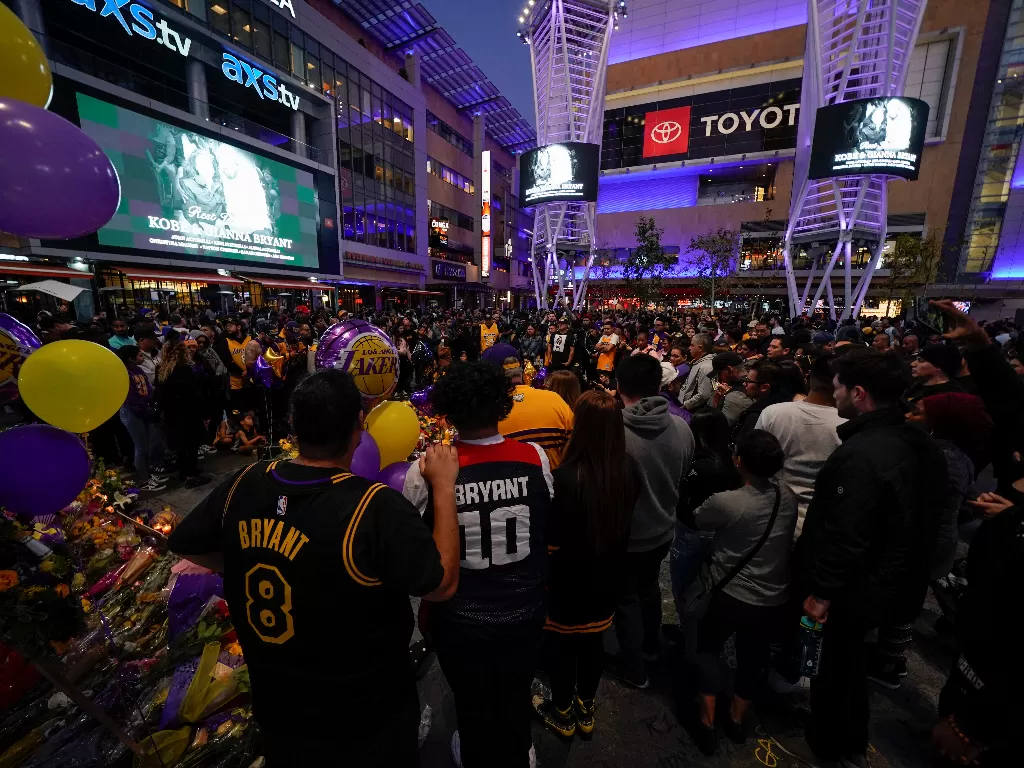 Penggemar mendiang Kobe Bryant masih penuhi area  Staples Center, Los Angeles, California, Amerika Serikat, sampai malam ini (27/1/2020) waktu setempat. (REUTERS/Mike Blake)
