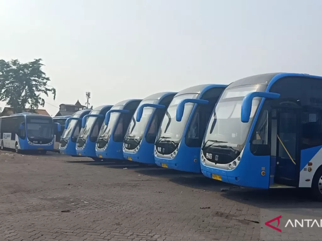Sejumlah Bus Transjakarta Zhong Tong terparkir di di Pul Perum PPD Jalan Raya Bekasi, Pulogadung, Jakarta Timur (ANTARA/Andi Firdaus)