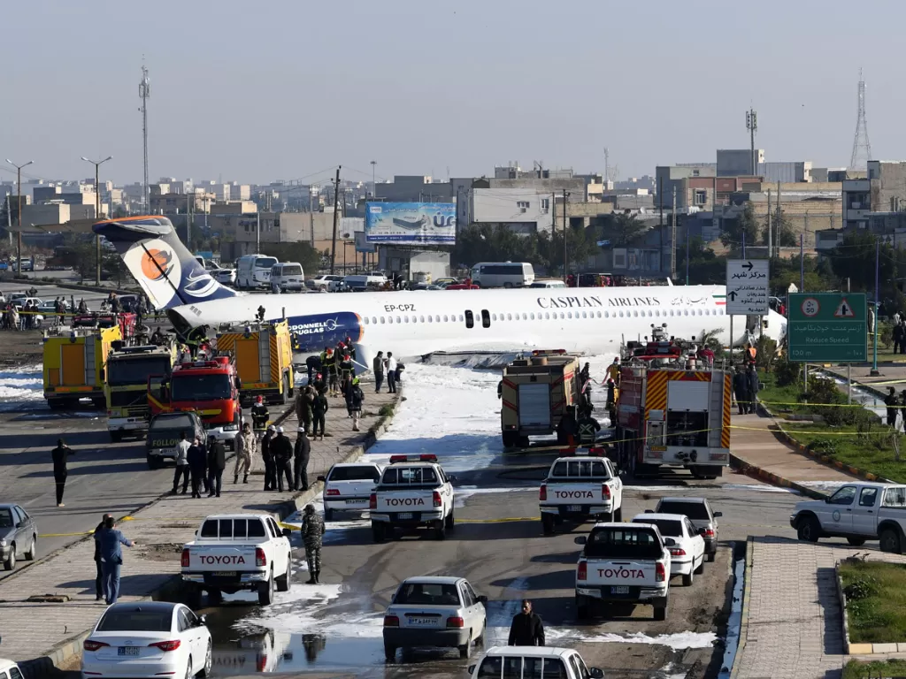 Pesawat Caspian Airlines keluar dari landasan saat akan mendarat di Bandara Mahshahr, Iran, Senin (27/1/2020). (REUTERS/WANA/ISNA News Agency/Mostafa Gholamnezhad)