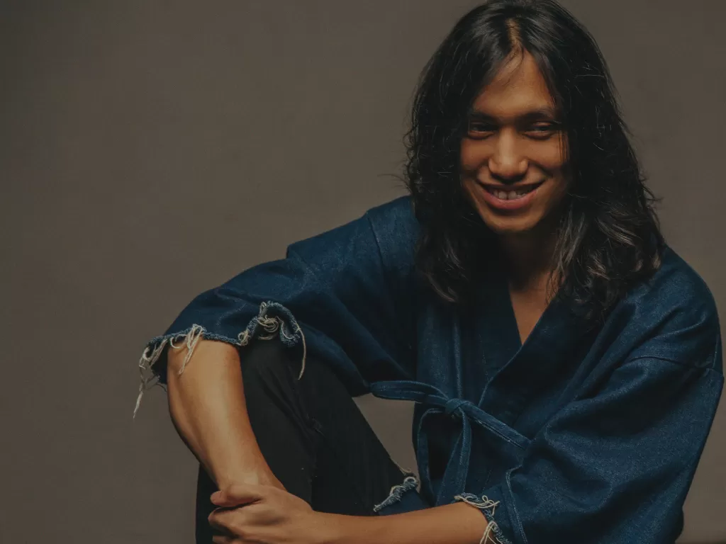 Gerald Situmorang atau GeSit, bassist Barasuara yang juga dikenal sebagai instrumentalis muda Indonesia (Kolase)