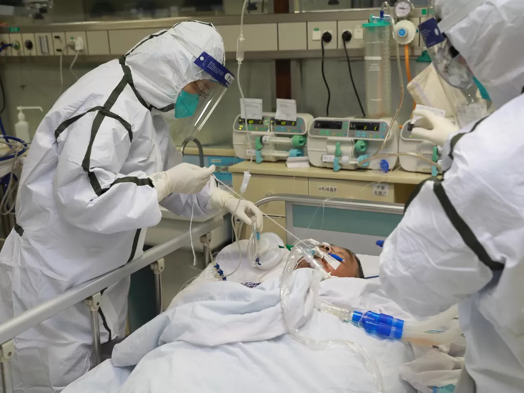 Petugas kesehatan memeriksa pasien penumonia di Zhongnan Hospital di Wuhan, Hubei, Tiongkok, 28 Januari 2020 (China Daily via REUTERS)