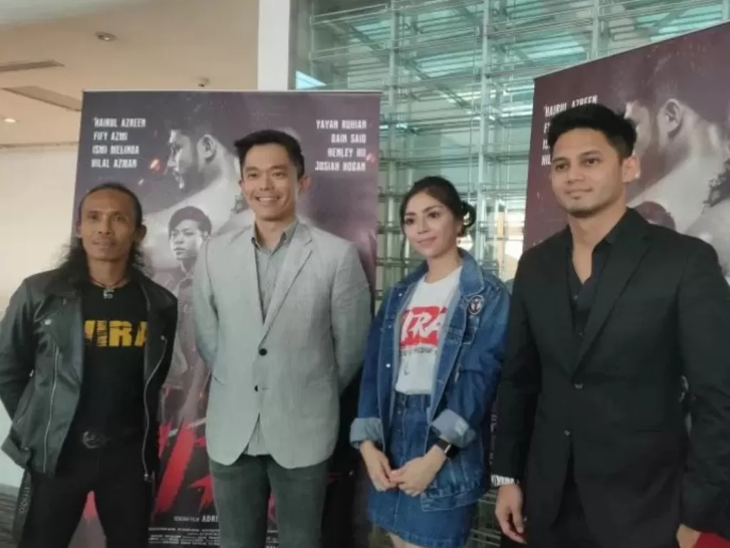 (Kiri-kanan) Yayan Ruhian, sutradara Adrian Teh, Ismi Melinda, dan Hairul Azreen dalam jumpa pers film 