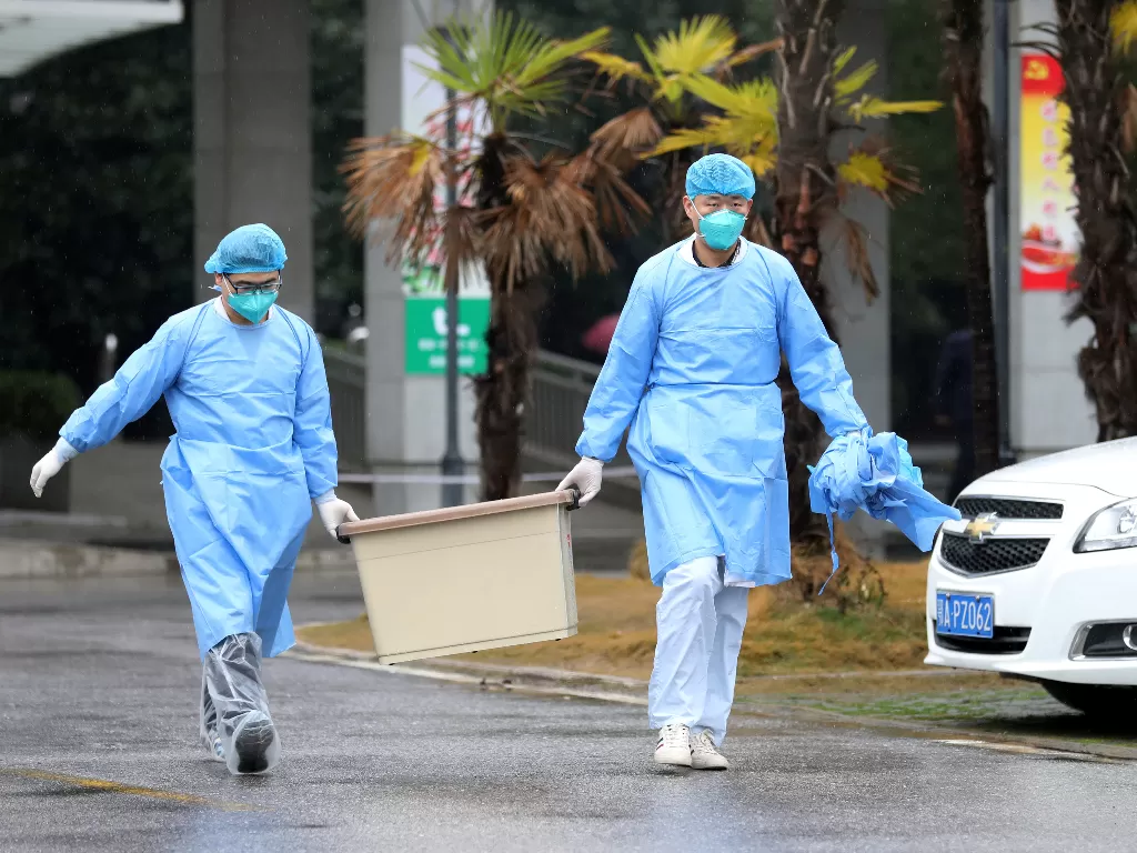 Ilustrasi: Staf medis membawa sebuah kotak ketika mereka berjalan di rumah sakit Jinyintan, di mana pasien dengan pneumonia yang disebabkan oleh strain baru coronavirus sedang dirawat, di Wuhan (REUTERS/Stringer)