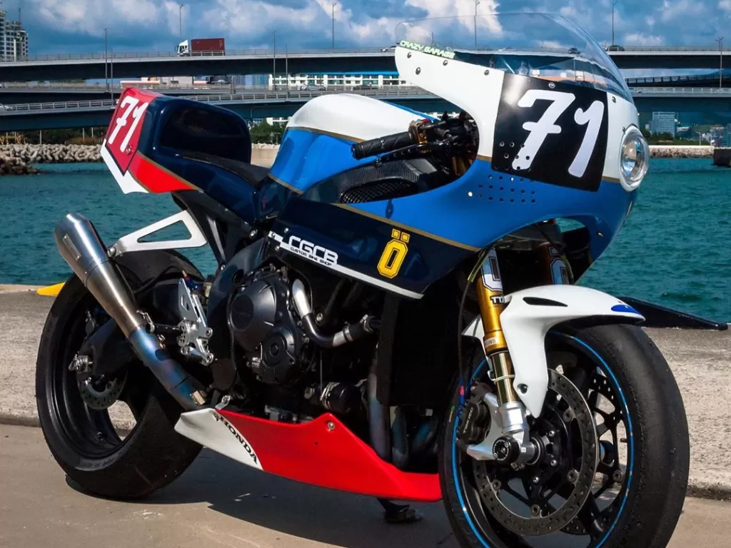 Honda CBR1000RR Setelah Dimodifikasi Oleh Crazy Garage. (Instagram/@bikeboundblog)