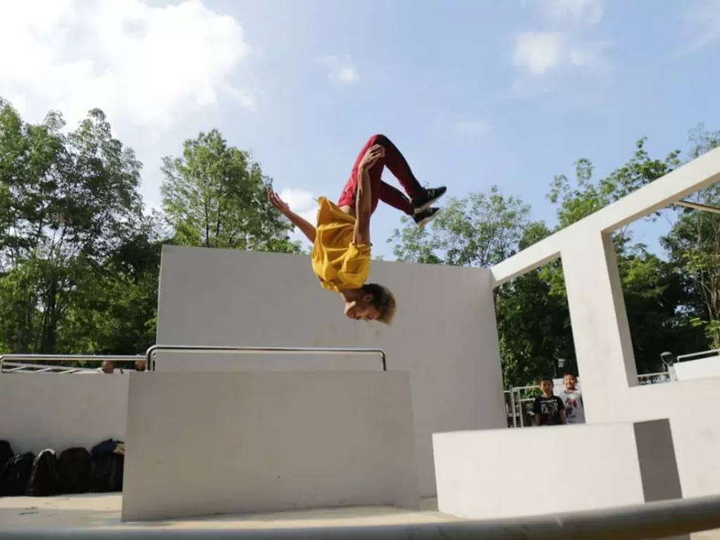 Seorang praktisi parkour sedang melakukan gerakan akrobatik backflip di parkour park, Taman Puring, Jakarta Selatan (Instagram/@aniesbaswedan)