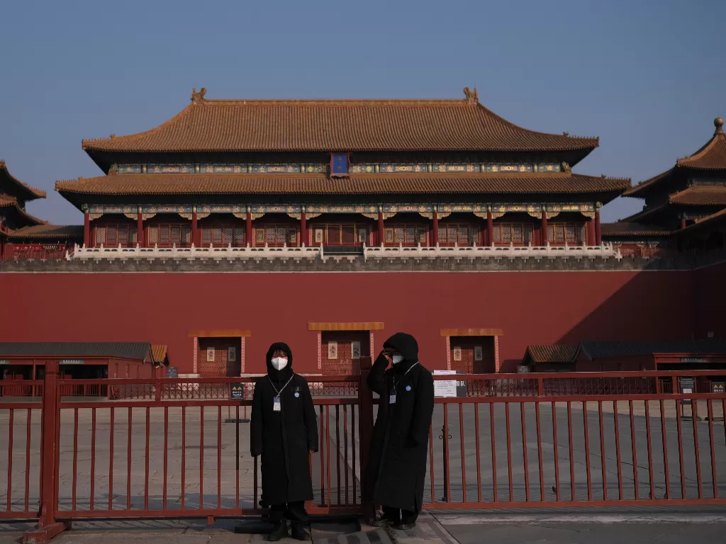 Dua orang petugas keamanan berjaga di depan gerbang Forbidden City yang kini ditutup sementara dari kunjungan wisatawan terkait wabah virus korona. (REUTERS/Carlos Garcia Rawlins)