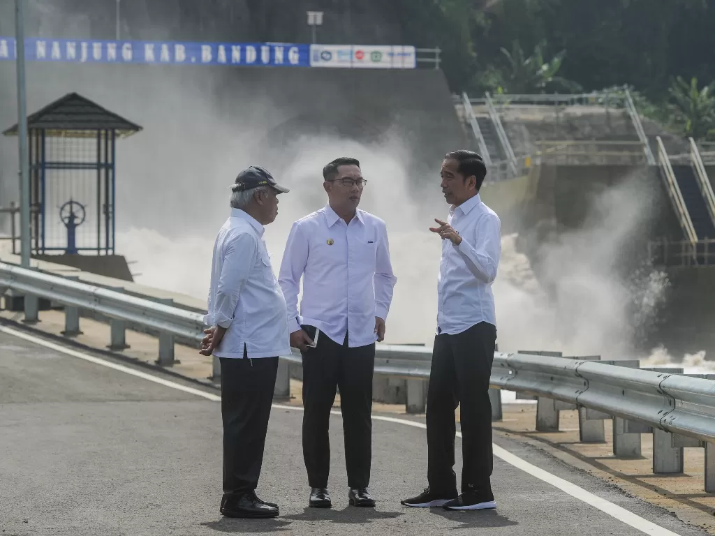 Presiden Joko Widodo (kanan) berbincang dengan Menteri PUPR Basuki Hadimuljono (kiri) dan Gubernur Jawa Barat Ridwan Kamil saat peresmian Terowongan Air Nanjung Rabu (29/1/2020). (ANTARA FOTO/Raisan Al Farisi)\