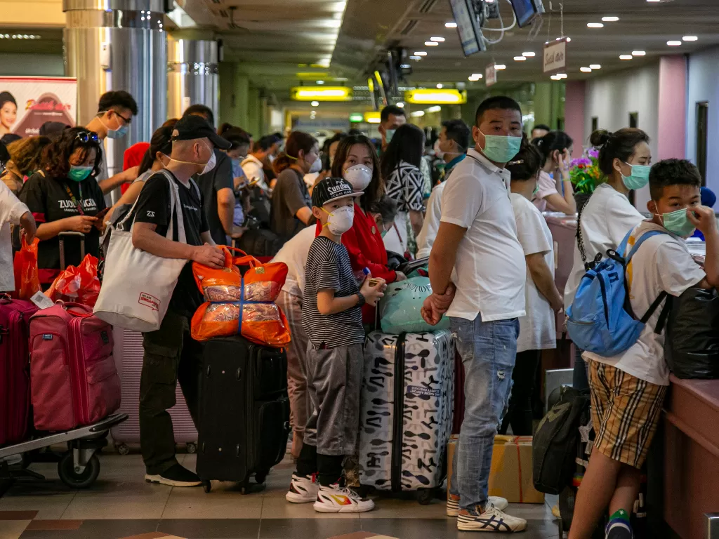 Ilustrasi: Sejumlah wisatawan asing asal Tiongkok antre di konter lapor diri (check-in) Terminal Keberangkatan Bandara Hang Nadim, Batam, Kepulauan Riau, Selasa (28/1/2020). (ANTARA/M N Kanwa)