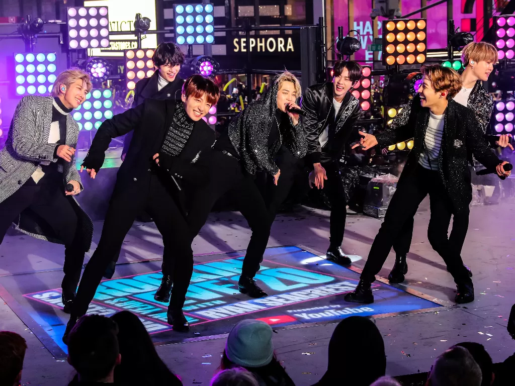 BTS tampil selama perayaan Malam Tahun Baru di Times Square di distrik Manhattan, New York. (photo/REUTERS/Jeenah Moon)
