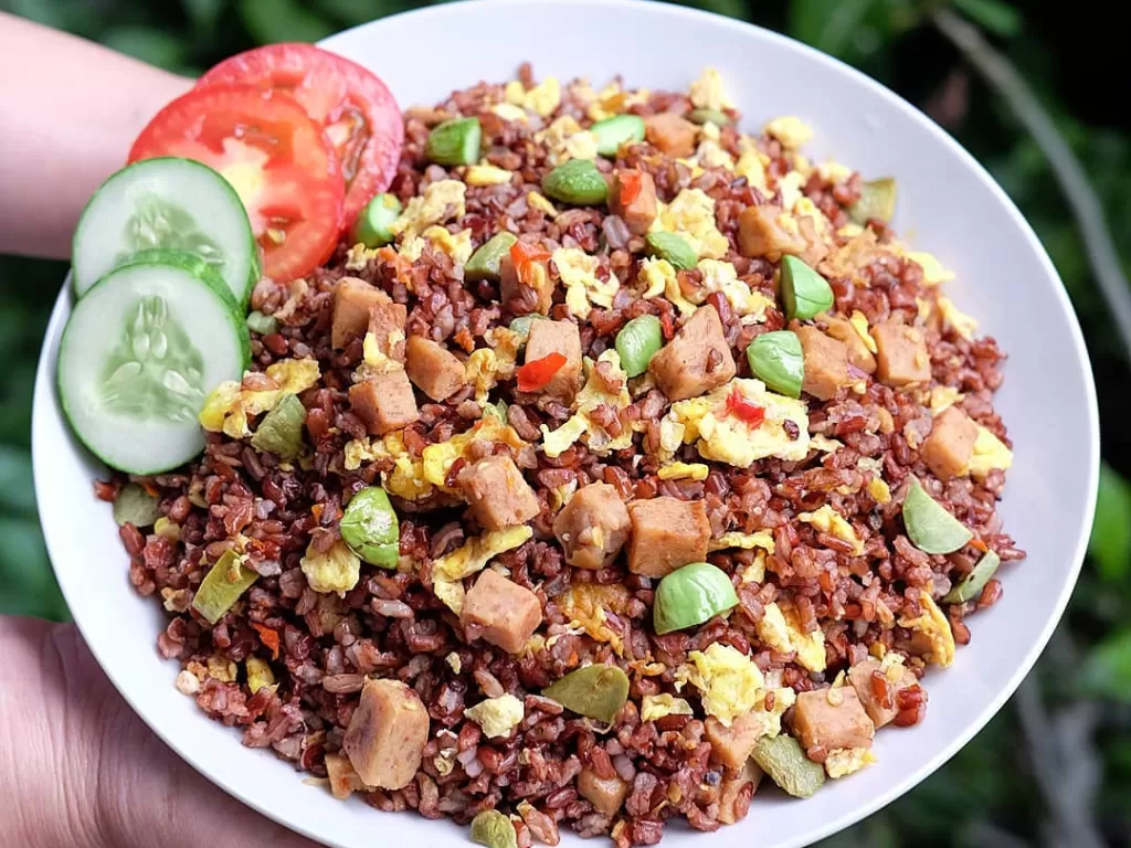 Ilustrasi nasi goreng beras merah. (Instagram/e_ndro)