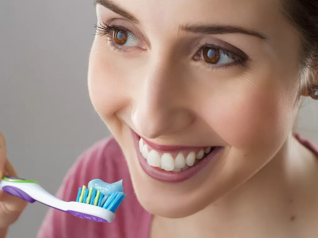 ilustrasi wanita menyikat gigi (pixabay/PourquoiPas)