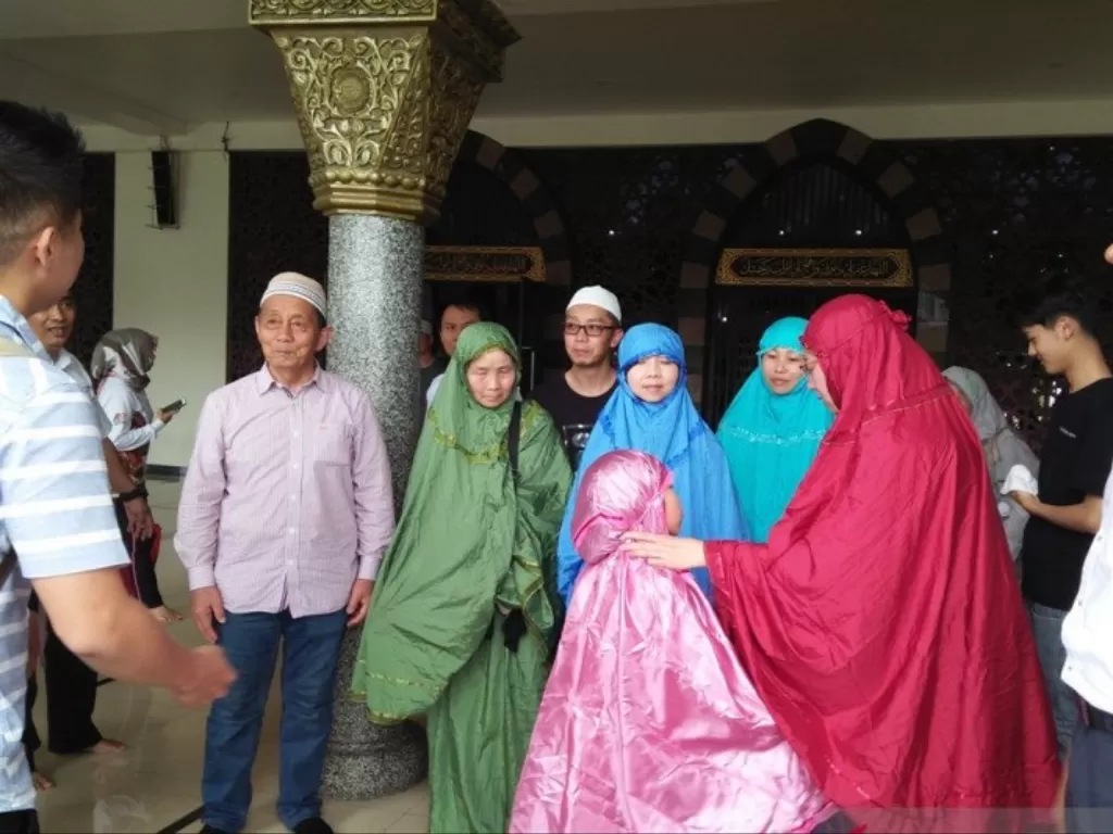 Gubernur Sumbar Irwan Prayitno bertemu secara tidak sengaja dengan wisatawan muslim asal Cina yang sholat Zuhur di Masjid Raya Sumbar. (Photo/ANTARA/Ist)