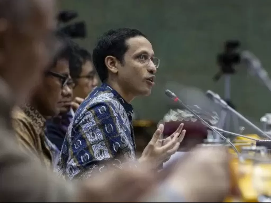 Mendikbud Nadiem Anwar Makarim menyampaikan paparan dalam rapat kerja dengan Komisi X DPR di Kompleks Parlemen, Senayan, Jakarta, Selasa (28/1). (photo/ANTARA FOTO/Dhemas Reviyanto)