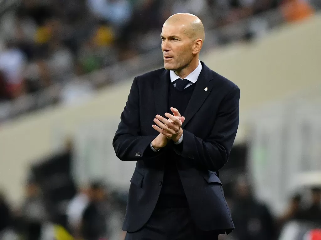 Pelatih Real Madrid, Zinedine Zidane saat mendampingi timnya melawan Atletico Madrid di Piala Super Spanyol. (REUTERS/Waleed Ali)