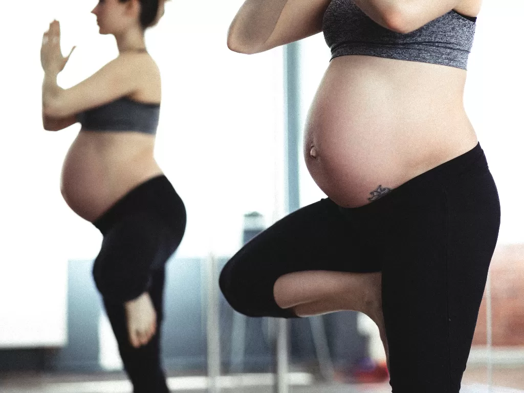 Ilustrasi ibu hamil melakukan yoga (Pexels/Freestocks.org)