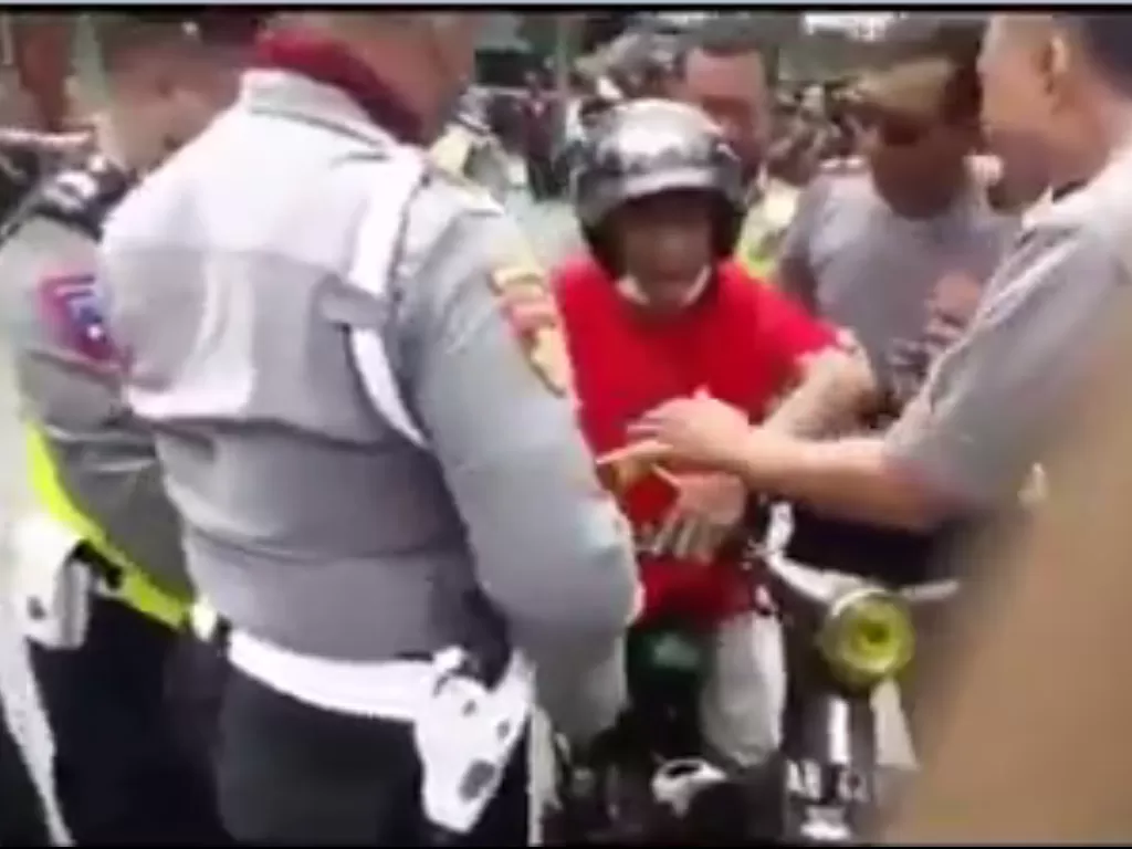 Pria Menangis dan Dikerumuni Polisi Karena Tidak Mau Motor Tuanya Diangkut. (SS/Facebook/Netizen Trenggalek)