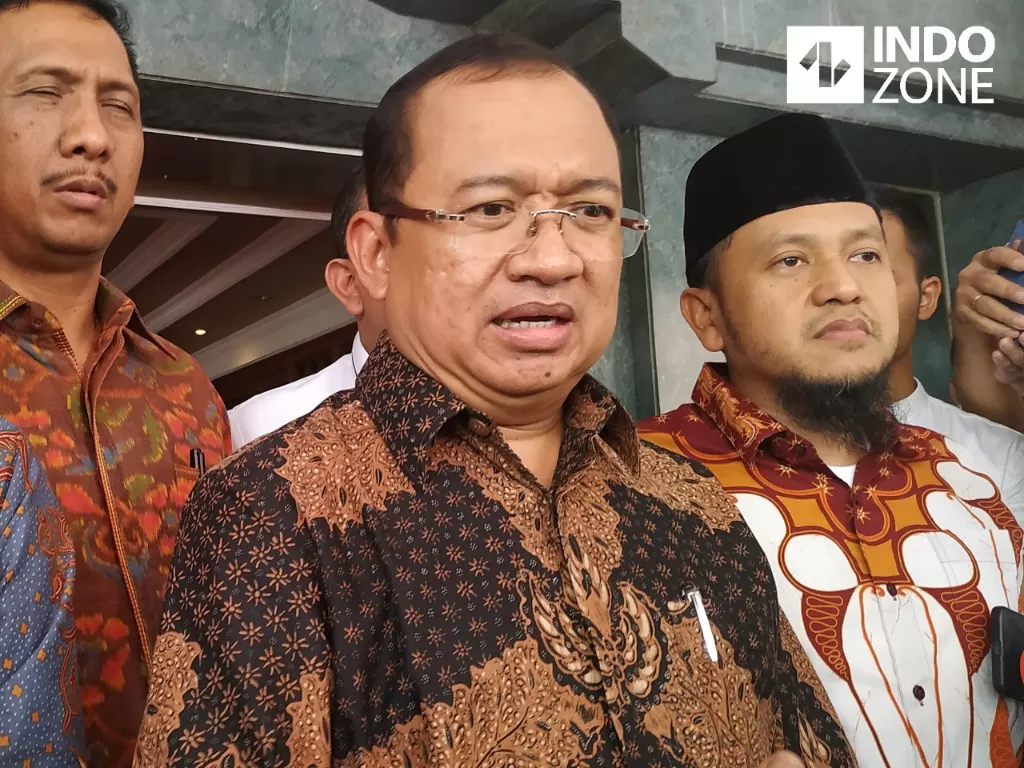 Sekretaris Jenderal DPP Partai Berkarya, Priyo Budi Santoso (tengah) usai bertemu dengan Mendagri Tito Karnavian di kantor Kemendagri, Jakarta, Rabu (29/1/2020). (INDOZONE/Murti Ali Lingga)
