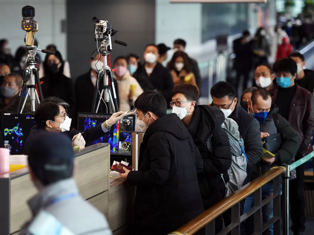 Sejumlah warga diperiksa suhu tubuhnya di Incheon International Airport, Korea Selatan (REUTERS/Yonhap) 