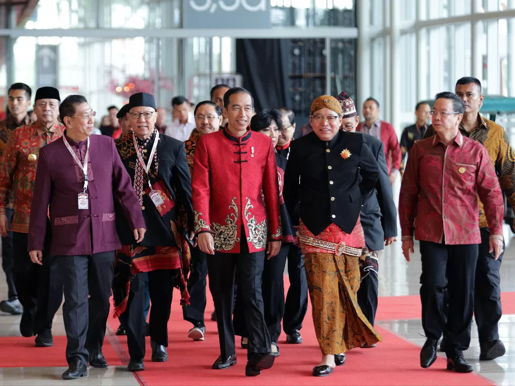 Presiden Joko Widodo  berjalan bersama para tokoh Tionghoa Indonesia untuk menuju tempat acara perayaan Imlek Nasional 2020 di Indonesia Convention Exhibition Serpong, Tangerang, Banten, Kamis (30/1/2020). (photo/ANTARA/Muhammad Iqbal)