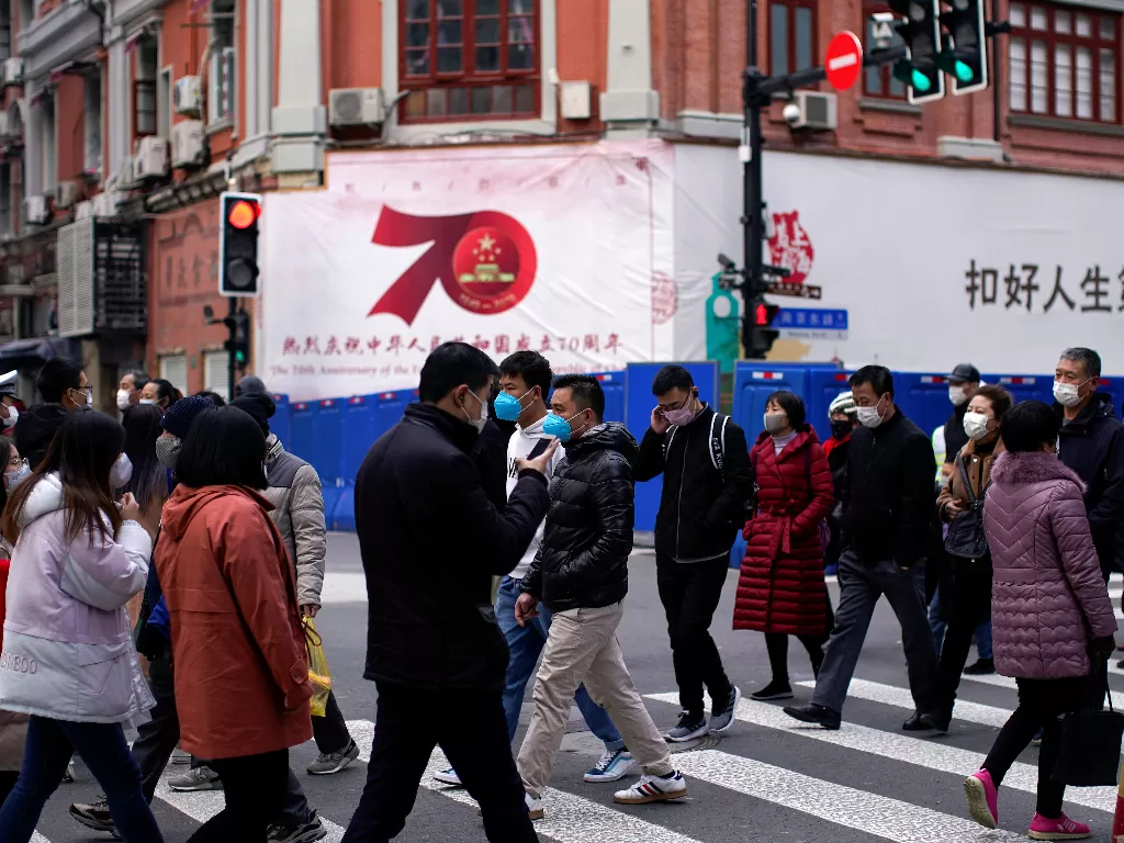 Warga Shanghai terlihat memakai masker pelindung terkait wabah virus korona. (REUTERS/Aly Song)