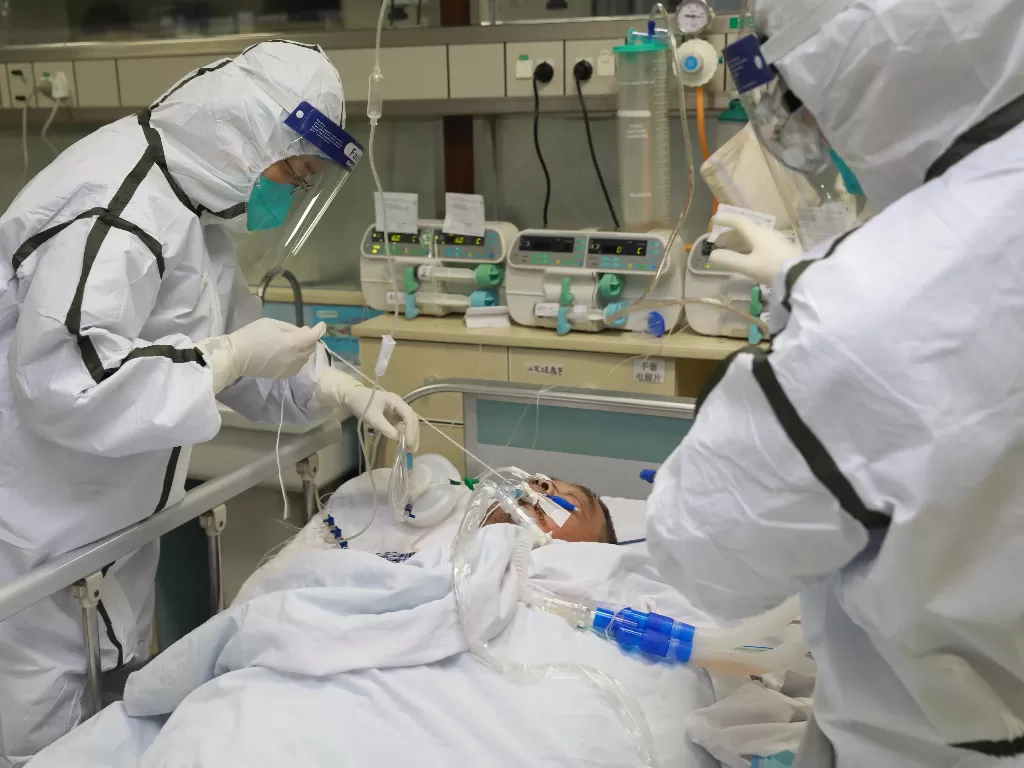 Tim medis rawat pasien terkena pneumonia akibat virus korona di Wuhan (China Daily via REUTERS)