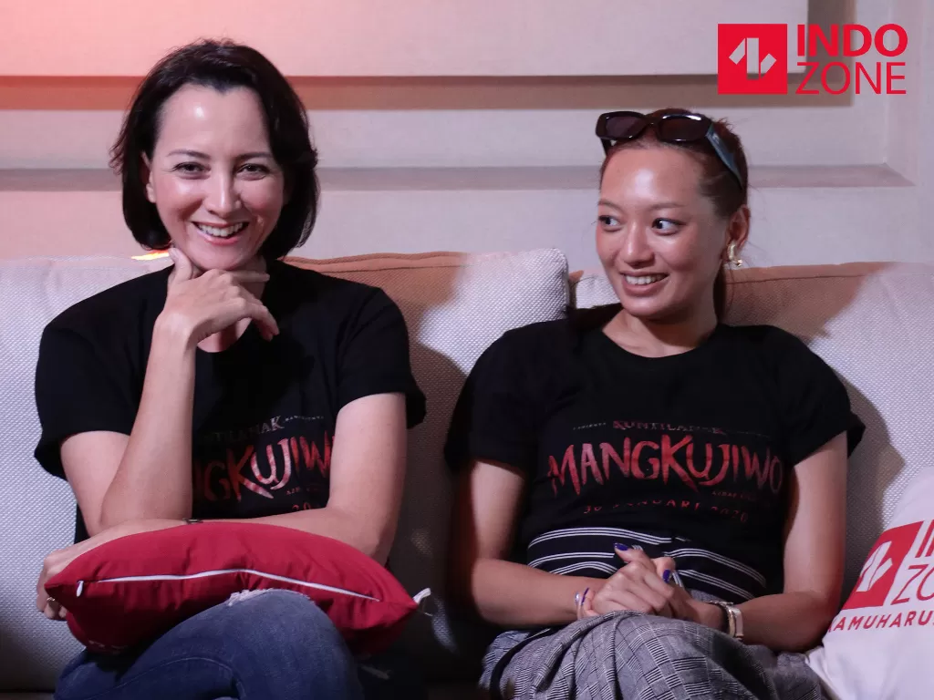 Pemain film Mangkujiwo: Karina Suwandi dan Asmara Abigail saat berkunjung ke kantor Indozone, Jakarta, Rabu (29/1/2020). (INDOZONE/Febio Hernanto)
