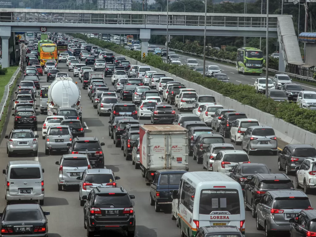 Sejumlah kendaraan terjebak kemacetan di ruas tol Jagorawi, Cibubur, Jakarta Timur, Minggu (29/12/2019). (photo/ANTARA/Yulius Satria Wijaya)