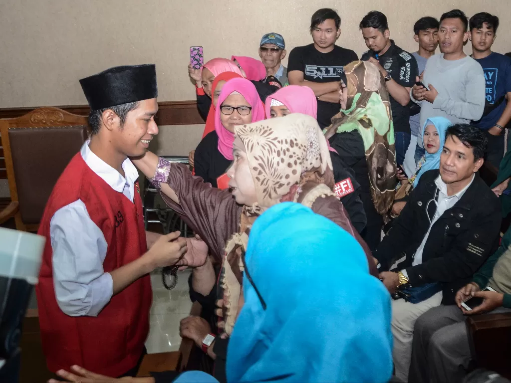 Terdakwa kasus unjukrasa saat aksi pelajar Dede Lutfi Alfiandi (kiri) menyapa pendukungnya sebelum mengikuti persidangan di Pengadilan Negeri Jakarta Pusat, Rabu (29/1/2020). (photo/ANTARA/Fakhri Hermansyah)