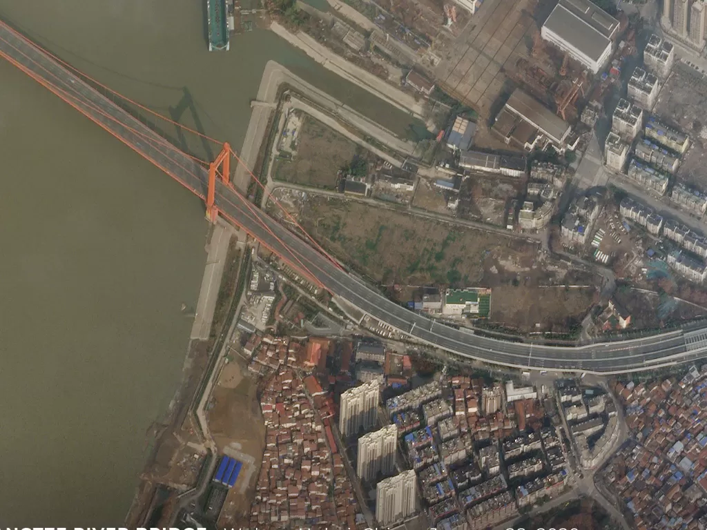 Gambar satelit menunjukkan Jembatan Sungai Yangtze Yingwuzhou setelah kota itu diisolasi karena virus korona di Wuhan, Tiongkok, Selasa (28/1/2020). (REUTERS/Planet Labs Inc)