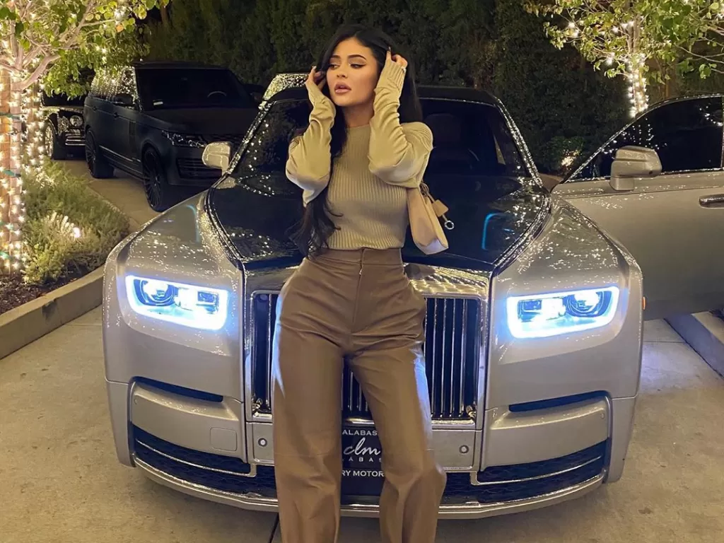 Kylie Jenner Dengan Rolls-Royce. (Instagram/@kyliejenner)