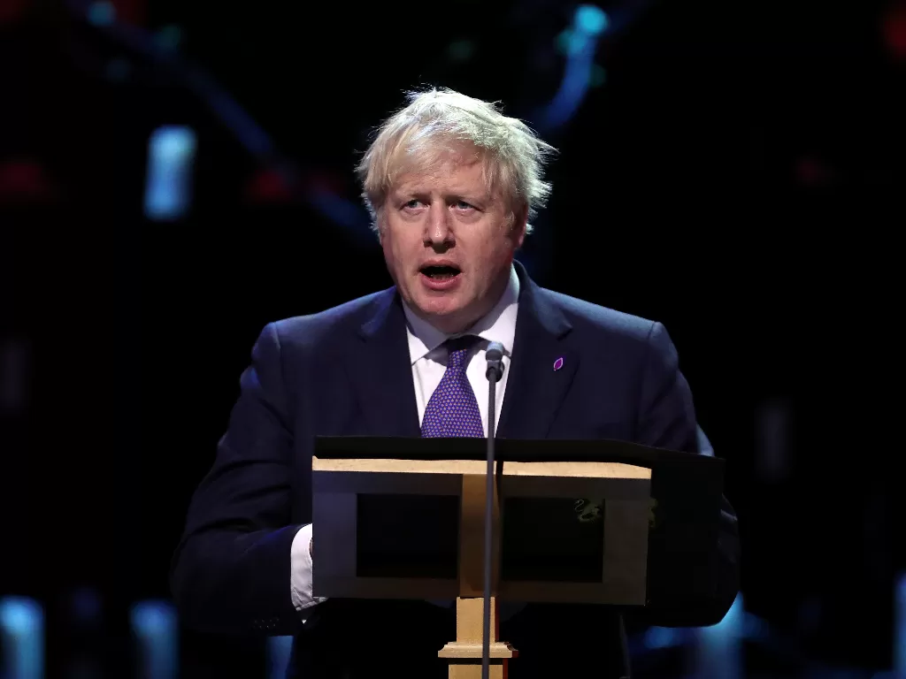 Perdana Menteri Boris Johnson berbicara pada Upacara Peringatan Hari Peringatan Holocaust Inggris. (photo/REUTERS/Chris Jackson)