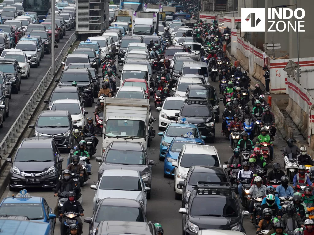 Kendaraan terjebak kemacetan di Jalan Gatot Subroto, Jakarta, Jumat (31/1/2020). (INDOZONE/Arya Manggala) 