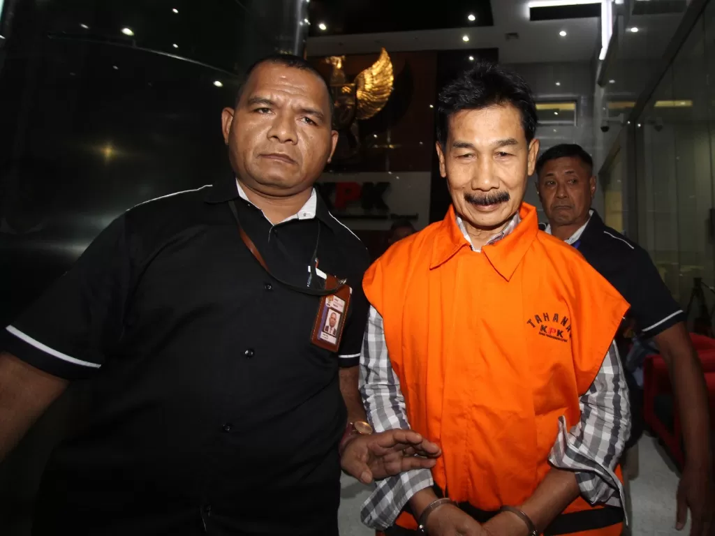 Tersangka Bupati Solok Selatan Sumatera Barat Muzni Zakaria, ditahan usai menjalani pemeriksaan di Gedung KPK Merah Putih, Jakarta, Kamis (30/1). (Photo/ANTARA/Adam Bariq)