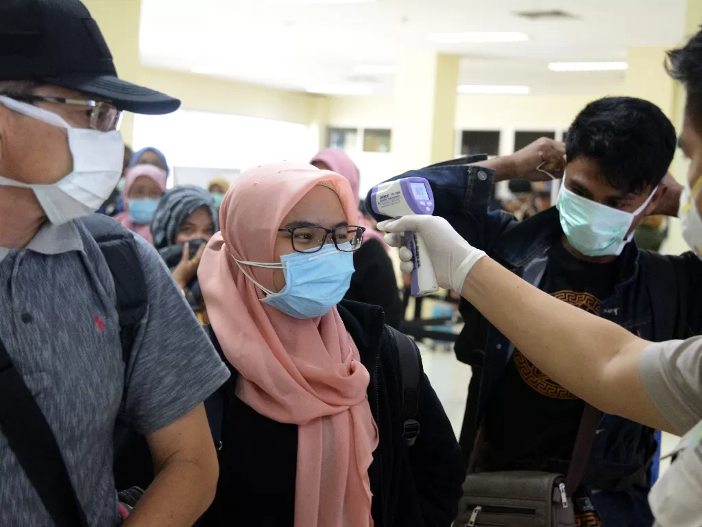 Mahasiswi asal Aceh, Maulida (kedua kiri) menjalani pemeriksaan kesehatan virus korona setelah tiba di Aceh, usai terbang dari Kota Kaifeng, Tiongkok (29/1/2020). (ANTARA FOTO/Ampelsa)