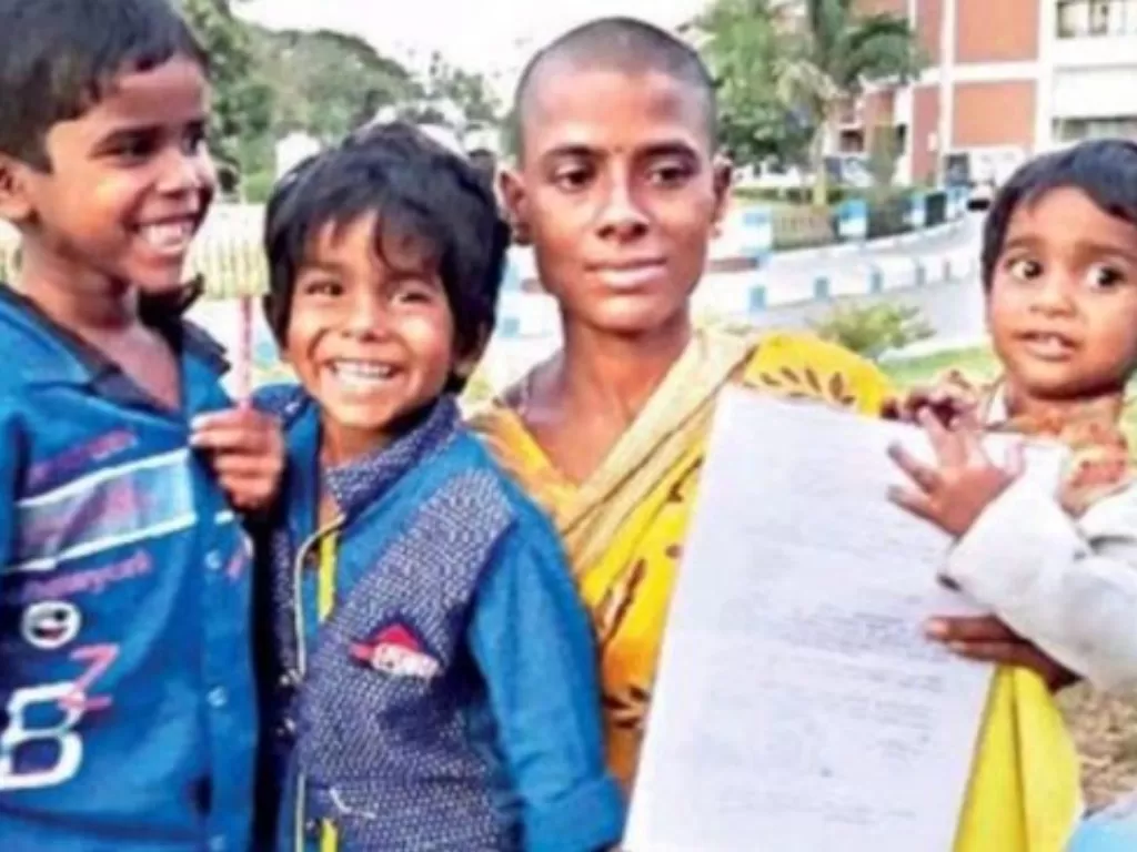 Ibu yang rela menggunduli rambutnya demi makan anak-anaknya (Indiatimes)