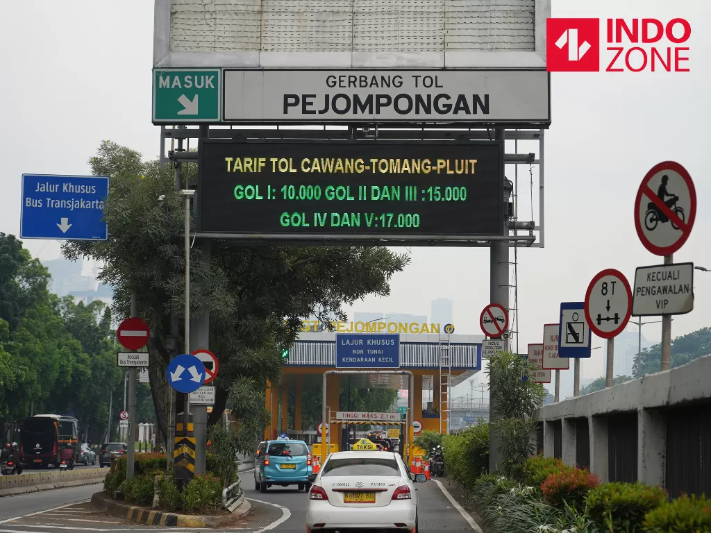 Sejumlah kendaraan memasuki gerbang Tol Pejompongan, Jakarta, Jumat (31/1/2020). (INDOZONE/Arya Manggala)