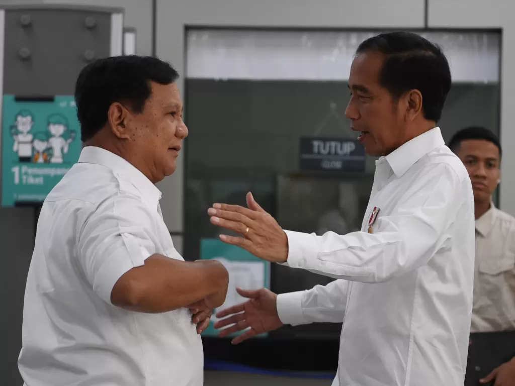Presiden Jokowi bersama dengan Menteri Pertahanan Prabowo Subianto. (ANTARA FOTO/Wahyu Putro A)