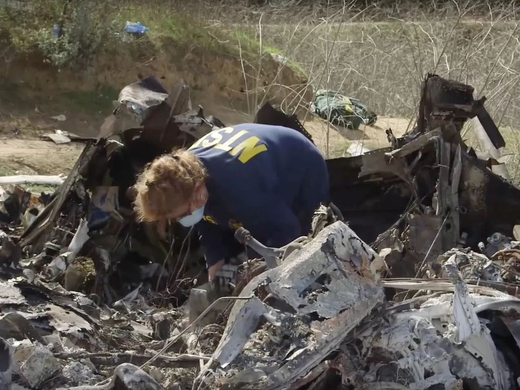 Investigator tengah memeriksa puing reruntuhan helikopter yang ditumpangi oleh Kobe Bryant. (National Transportation Safety Board (NTSB)/Handout via REUTERS)