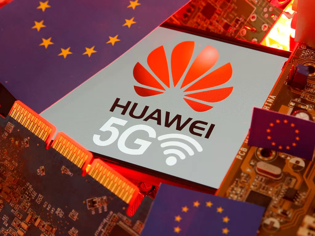 Logo Huawei 5G dengan bendera Eropa (photo/REUTERS/Dado Ruvic)