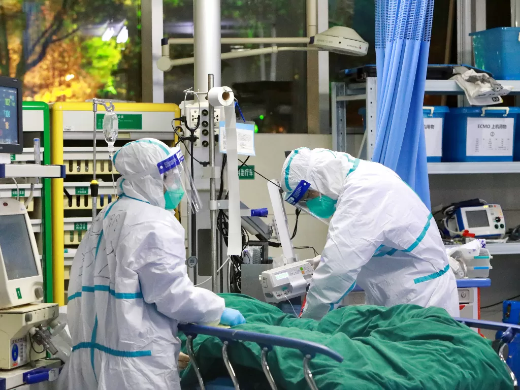 Staf medis dengan pakaian pelindung merawat pasien yang terjangkit virus korona di Rumah Sakit Zhongnan, Wuhan. (CHINA DAILY via REUTERS)