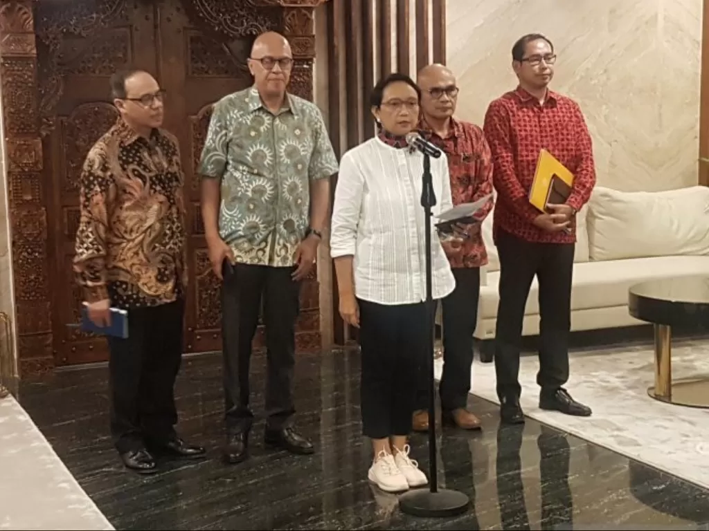 Menteri Luar Negeri Retno Marsudi menyampaikan keterangan mengenai rencana evakuasi WNI dari Provinsi Hubei, China, dalam konferensi pers di Jakarta, Jumat (31/1/2019). (Photo/ANTARA/Yashinta Difa)