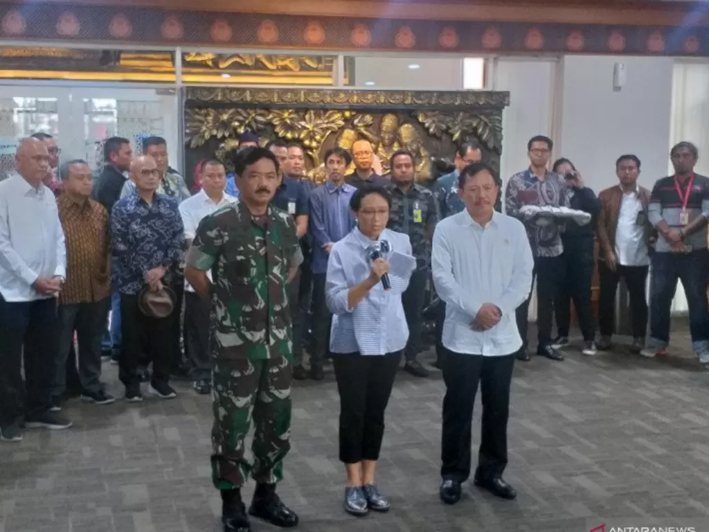 Menteri Luar Negeri Retno Marsudi (tengah) menyatakan pemerintah akan mengevakuasi sebanyak 245 warga negara Indonesia (WNI) yang berada di Provinsi Hubei, Tiongkok, pada Sabtu (1/2). (Antara/Indra Arief Pribadi)