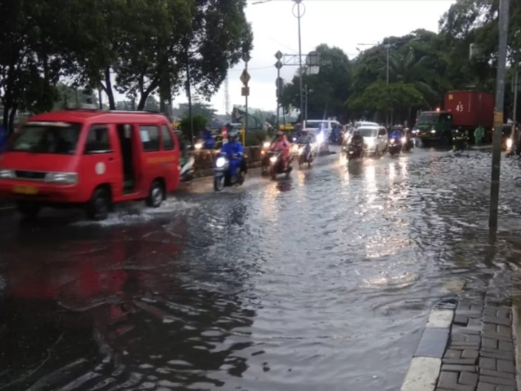 Genangan di Jalan Daan Mogot, Jakarta, (TMC Polda Metro Jaya)
