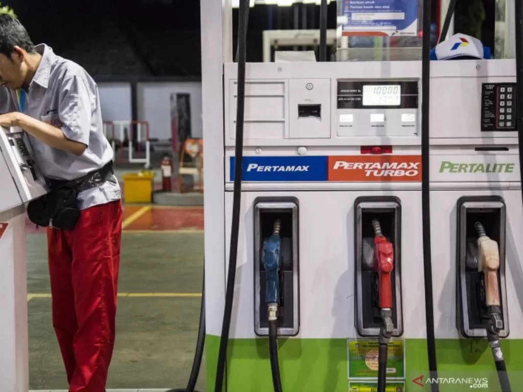 Operator SPBU menunggu proses penyesuaian atau penurunan harga bahan bakar minyak (BBM) di SPBU Dago, Bandung, Jawa Barat, Minggu (5/1/2020). (ANTARA/M Agung Rajasa)