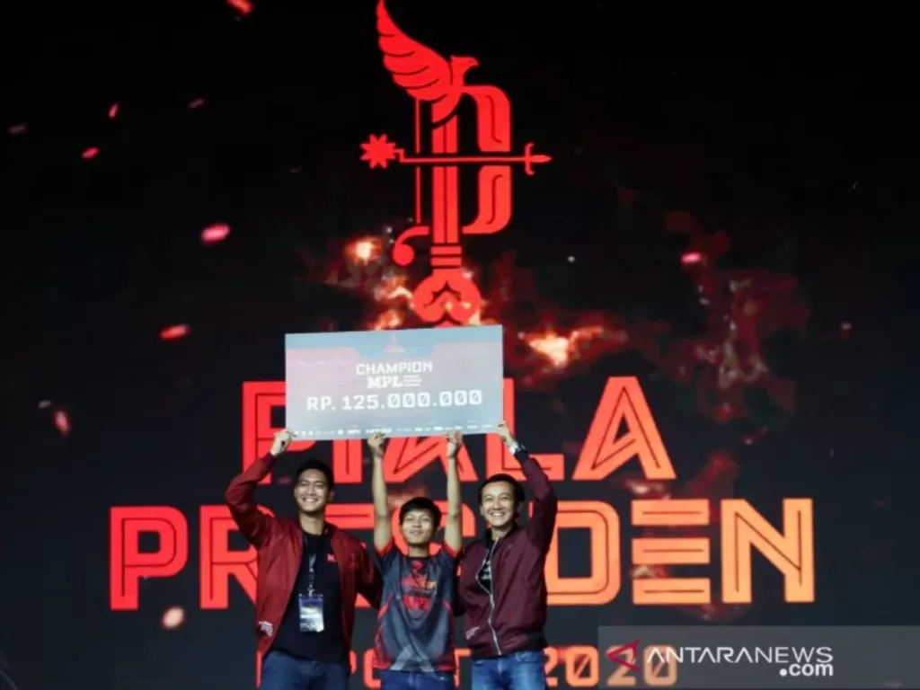 Aby Ramadhan (tengah) meraih juara pertama MPL Piala Presiden Esports 2020. (ANTARA/HO/PPE 2020)