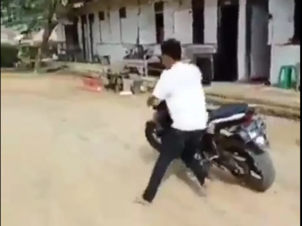 Pria Ini Belajar Motor Kopling Dalam Posisi Berdiri. (SS/Instagram/@agoez_bandz4)