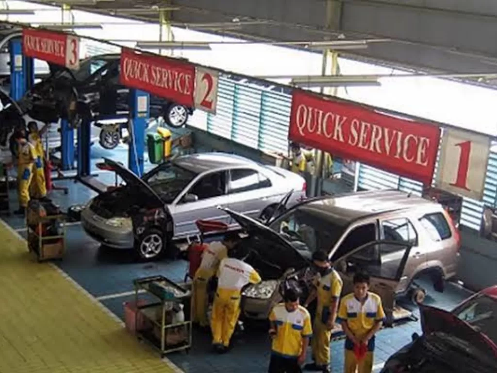 Para teknisi sementara melakukan servis mobil konsumen (Dok. Honda)