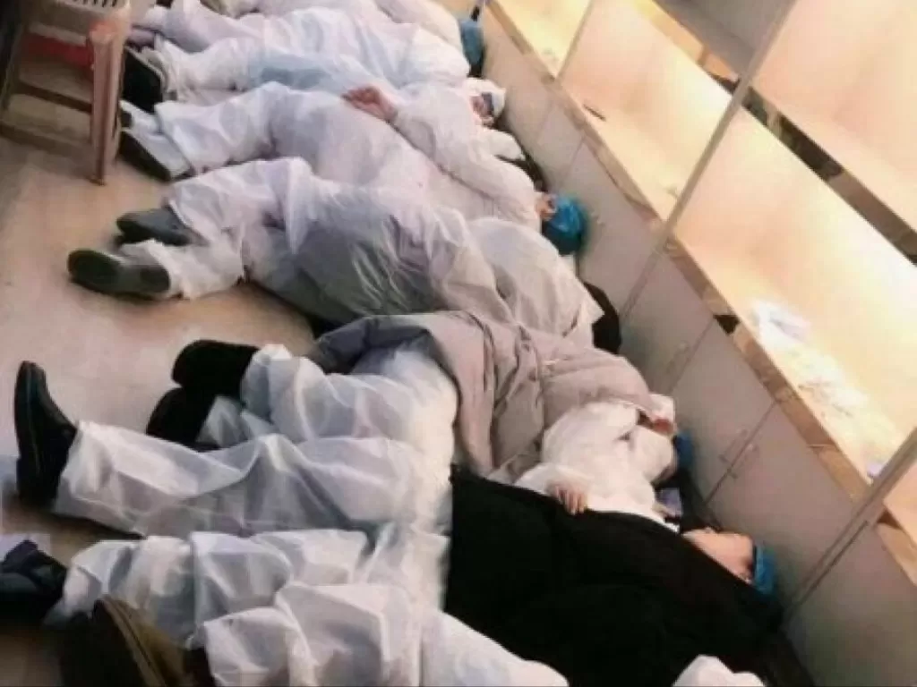 Para staf medis yang kelelahan. (photo/orientaldaily)