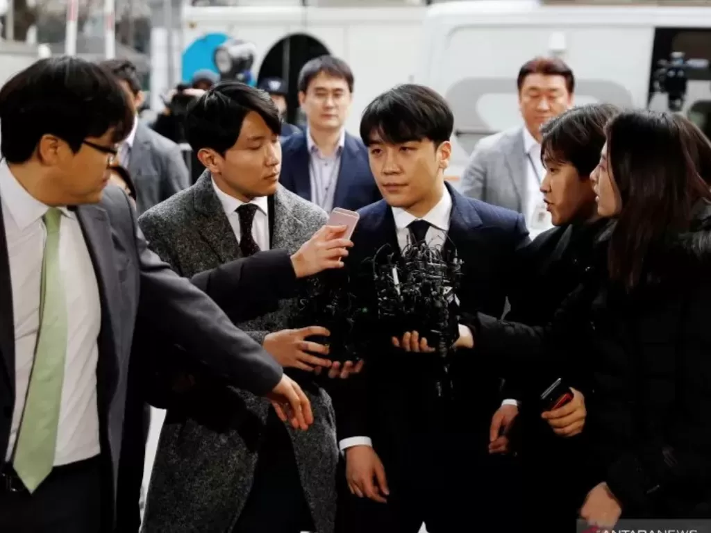 Penyanyi K-pop anggota grup Bigbang, Seungri, tiba untuk menjalani pemeriksaan atas skandal pelecehan seksual di kantor polisi Seoul, Korsel, Kamis (14/3/2019).  (photo/REUTERS/Kim Hong-Ji)