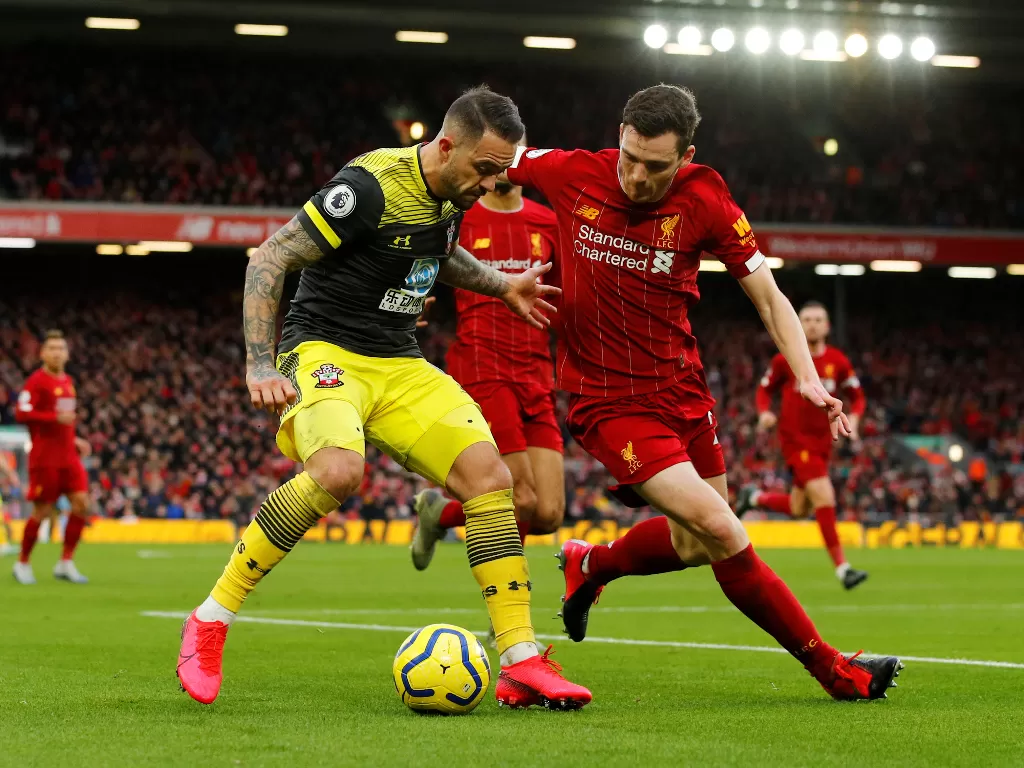 Pemain Southampton mencoba mengamankan bola dari pemain Liverpool. (REUTERS/Phil Noble)